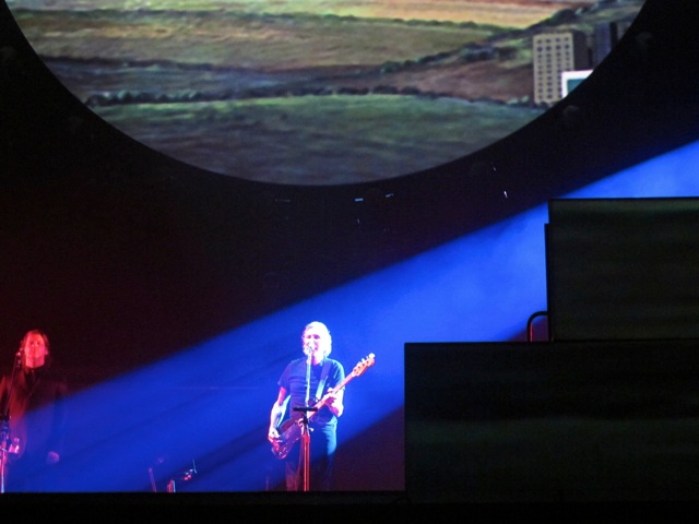 17 Roger Waters The Wall Sydney 2012-02-14.jpg